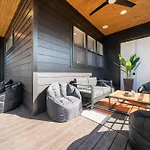Rooftop Lounge 2 Miles From Broadway Holiday home