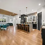 Holiday home Rooftop Lounge 2 Miles From Broadway