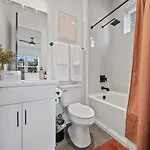 Holiday home Rooftop Lounge 2 Miles From Broadway *
