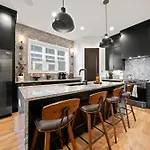 Holiday home Rooftop Lounge 2 Miles From Broadway Nashville