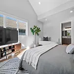 Rooftop Lounge 2 Miles From Broadway *