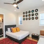Rooftop Lounge 2 Miles From Broadway Holiday home