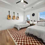 Holiday home Rooftop Lounge 2 Miles From Broadway *