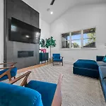Holiday home Rooftop Lounge 2 Miles From Broadway
