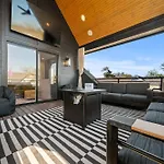 Rooftop Lounge 2 Miles From Broadway