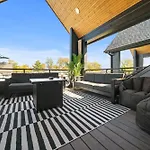 Rooftop Lounge 2 Miles From Broadway Nashville