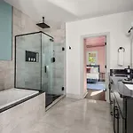 4 Bedroom House With Hot Tub And Backyard Close To Downtown Holiday home *