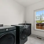 4 Bedroom House With Hot Tub And Backyard Close To Downtown