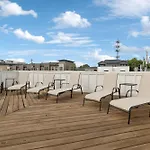 Holiday home Nash Urban Oasis With Rooftop And Modern Amenities