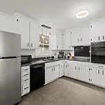 Game And Bunks Sleeps 12 Near Downtown Holiday home *