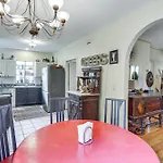 Spacious Retreat W/ Yard: Wfh Friendly! Holiday home Nashville