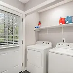 Apartment 2 Units, Sleeps 16, Mins To Downtown - Airport