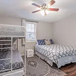 Apartment 2 Units, Sleeps 16, Mins To Downtown - Airport *