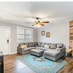 Apartment 2 Units, Sleeps 16, Mins To Downtown - Airport *