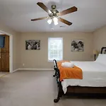 Holiday home Belle Meade Haven, 15 Minutes From Broadway