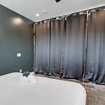 Apartment Modern Getaway Near Vandy *
