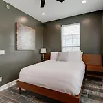 Modern Getaway Near Vandy *