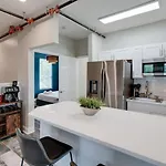 Modern Getaway Near Vandy Apartment *