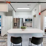 Apartment Modern Getaway Near Vandy *