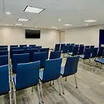 Hotel Express Airport By Ihg 3*