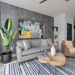 The Second Fiddle-odyssey-mins To Broadway Holiday home