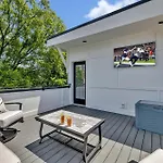 Bass - Private Rooftop - 8 Mins To Broadway Holiday home *