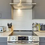 Holiday home New Modern 2bdr In Walkable Midtown W Gym Pool Honkey-tonk By Avantstay