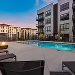 Holiday home New Modern 2bdr In Walkable Midtown W Gym Pool Honkey-tonk By Avantstay Nashville