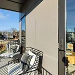 Holiday home New Modern 2bdr In Walkable Midtown W Gym Pool Honkey-tonk By Avantstay Nashville