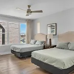 Spacious Close To Belmont Rooftop Holiday home