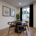 Holiday home Skyline Luxury - Rooftop Deck- King Suites-garage