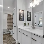 Spacious Close To Belmont Rooftop Holiday home *