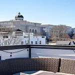 Spacious Close To Belmont Rooftop *
