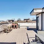 Spacious Close To Belmont Rooftop Holiday home