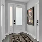 Spacious Close To Belmont Rooftop Holiday home *