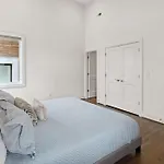 Gorgeous Home-2 Miles To Lower Broadway Holiday home