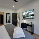 Skyline Luxury - Rooftop Deck- King Suites-garage Holiday home Nashville