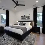 Holiday home Skyline Luxury - Rooftop Deck- King Suites-garage