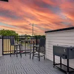 Skyline Luxury - Rooftop Deck- King Suites-garage Holiday home