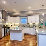 Holiday home 1b Rooftop Deck, 3mi To Broadway, Side By Side Available *
