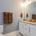 Holiday home 1b Rooftop Deck, 3mi To Broadway, Side By Side Available Nashville