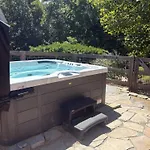 Holiday home Retreat - Pool/hot Tub/karaoke/theatre +
