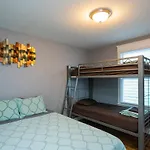 Holiday home 1b Rooftop Deck, 3mi To Broadway, Side By Side Available *