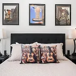 East Nash Condo For 4 With Public Rooftop Near Dt