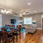 Holiday home 1b Rooftop Deck, 3mi To Broadway, Side By Side Available
