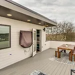 Stunning Skyline Manor - Rooftop Views