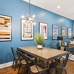 Walk To Vanderbilt And Belmont With Garage And Rooftop Deck Holiday home