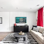 Escape With Skyline Deck And Hot Tub Holiday home Nashville