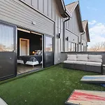 Holiday home Two Adjacent Homes Sleeps 24 Only 3 Miles To Broadway *