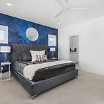 Two Neighboring Homes Sleeps 24 Walk To 12 South Holiday home
